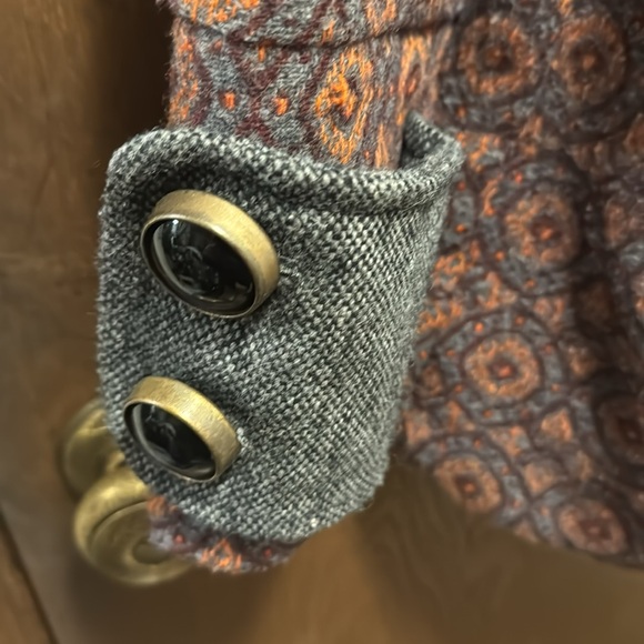 Elegant Patterned Trench Coat with Gray Accents - Picture 5 of 7